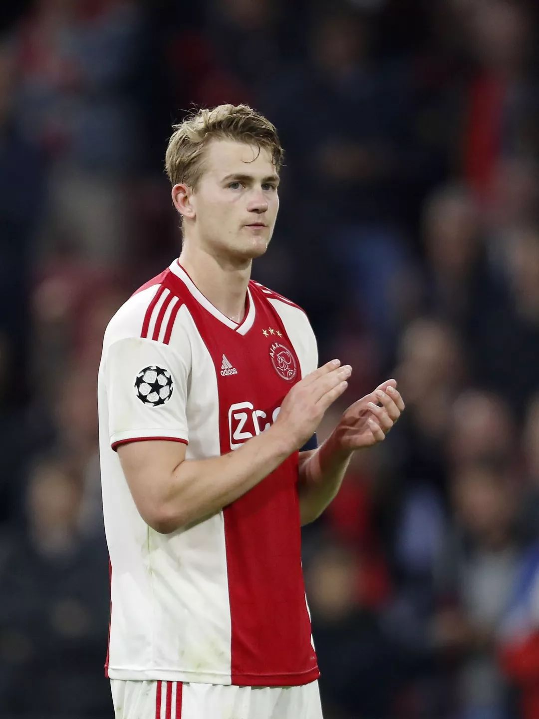 关于今晚巴黎圣日耳曼调整名单以备荷甲，更衣室发声环节打磨，媒体盛赞，心理建设被强调的信息